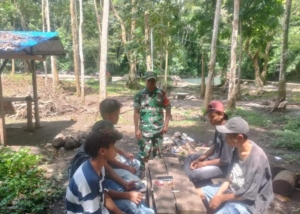Bangun Kedekatan dengan Warga, Babinsa Pekat Aktif Sambangi Dusun Pusaka
