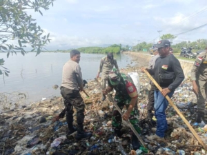 Kerja Bakti Pembersihan Sampah di Bibir Pantai Desa Nggembe, Bima