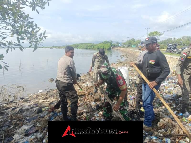 Kerja Bakti Pembersihan Sampah di Bibir Pantai Desa Nggembe, Bima