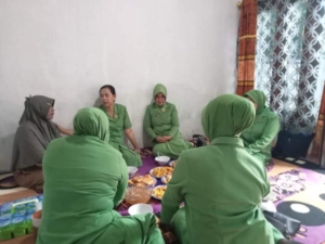 Ibu Ketua Persit Kartika Chandra Kirana Cabang XXVII Kodim 1608/Bima Turut Berikan Tali Asih Kepada Keluarga Almarhum PNS