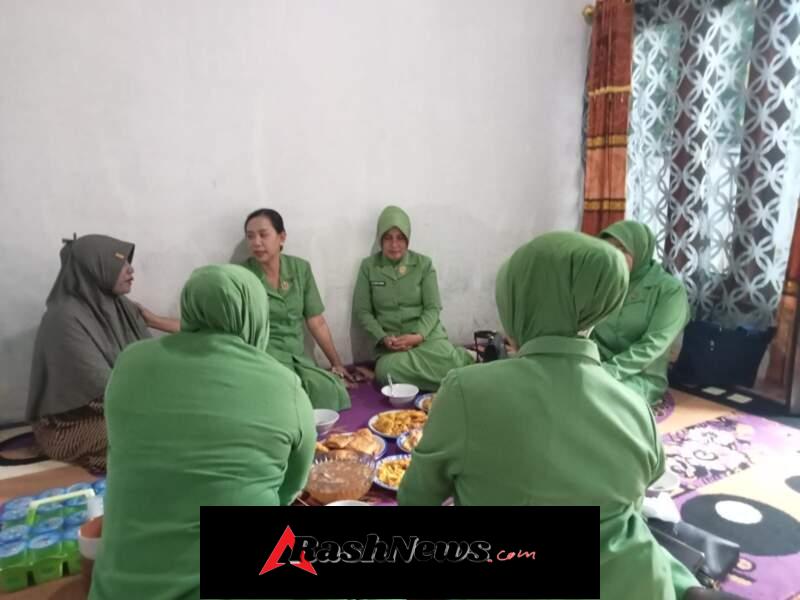 Ibu Ketua Persit Kartika Chandra Kirana Cabang XXVII Kodim 1608/Bima Turut Berikan Tali Asih Kepada Keluarga Almarhum PNS