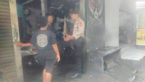Respons Cepat Polsek Bebandem Jemput Pelajar yang Terlantar dan Alami Kerusakan Motor di Kota Karangasem