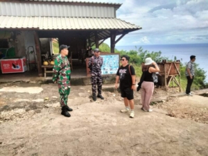 Tim Red Bull Jaumed Lokasi Event Terjun Bebas, Babinsa KOramil Nusa Penida Beri Pengawalan Pastikan Aman Dan Lancar