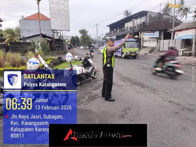Unit Turjawali Sat Lantas melaksanakan Pengaturan dan Penjagaan di Pos 3 Patung Salak Jasri