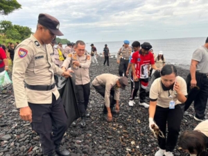 Wujudkan Lingkungan Asri, Polsek Kubu Gelar Aksi Gotong Royong Bersih Pantai di Tukad Sayung
