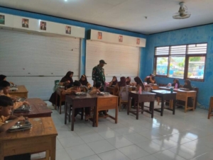 Babinsa Koramil 1628-05/Jereweh Dampingi Program Makan Bergizi Gratis di SD Negeri Goa