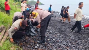 Jaga Kebersihan Pantai, Polsek Kubu Polres Karangasem Berkolaborasi  Bersama  Bersihkan  Pantai di Tukad Sayung