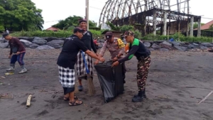 Polsek Denpasar Timur Gelar Karya Bakti Terpadu Pembersihan Sampah Laut di Pantai Padang Galak
