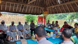 Polres Gianyar Gelar Jumat Curhat Orti Krama Bali Dirangkai Panen Raya Jagung di Desa Bakbakan