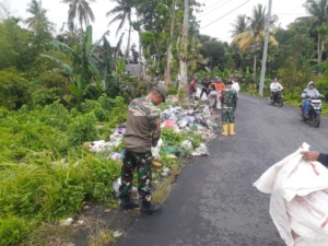 Bahu Membahu Babinsa Koramil Kopang Lakukan Aksi Bersih Sampah Bersama Masyarakat