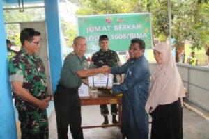 Penyerahan Bantuan Sembako dalam Program Jum’at Berkah oleh Kodim 1608/Bima