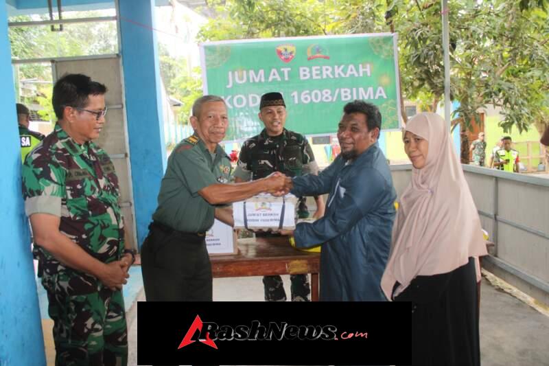Penyerahan Bantuan Sembako dalam Program Jum’at Berkah oleh Kodim 1608/Bima