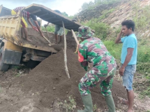 Gotong Royong Satgas TMMD dan Warga Sukses Keluarkan Mobil Pengangkut Batu di Medan Licin