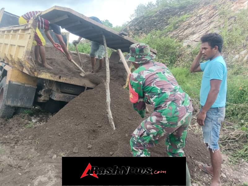 Gotong Royong Satgas TMMD dan Warga Sukses Keluarkan Mobil Pengangkut Batu di Medan Licin