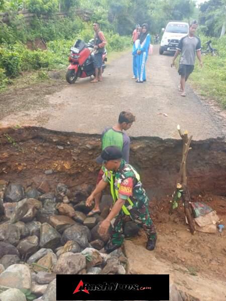 Babinsa Desa Nggelu Bersama Warga Gotong Royong Perbaiki Jalan Putus Akibat Hujan Deras