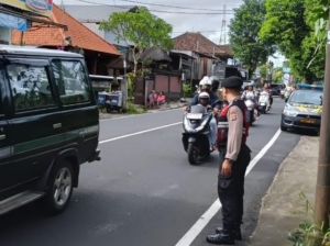 Gatur Sore Di Sejumlah Titik, Polsek Abiansemal Jaga Kenyamanan Warga