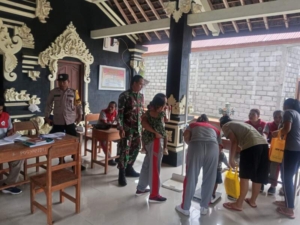 Jaga Balita Tetap Sehat, Babinsa Serka Budi Setiyono Dampingi kegiatan Posyandu.