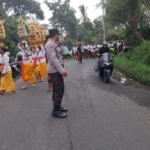 Bhabinkamtibmas Desa Bungbungan Bersinergi dengan Pecalang Amankan Kegiatan Mepeed di Pura Puseh Adat Penarukan.