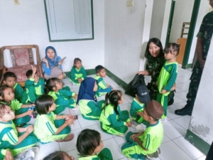 Keceriaan Siswa TK NW Lingsar Bersama Babinsa