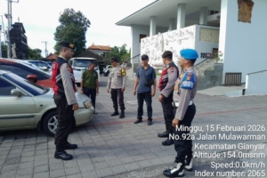 Patroli Sat Samapta Polres Gianyar Amankan Ibadah Minggu di Gereja Santa Maria Ratu Rosari