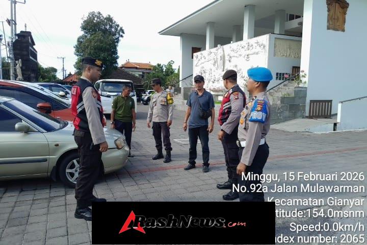 Patroli Sat Samapta Polres Gianyar Amankan Ibadah Minggu di Gereja Santa Maria Ratu Rosari