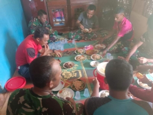 Kehangatan Kebersamaan Warnai Makan Siang Bersama TMMD ke-127 di Desa Tolouwi