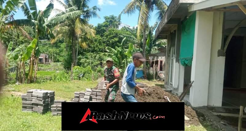 Babinsa Koramil 1614-01/Dompu Gotong Royong Bangun Emperan Masjid Abujalil