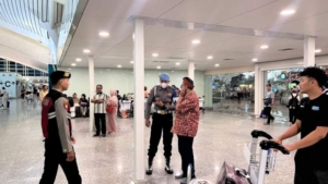 Polres Bandara Ngurah Rai Laksanakan Patroli Malam Dialogis di Terminal Internasional