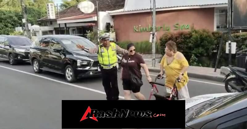 Hindari Kecelakaan Personel Lalu Lintas Polsek Kuta Utara  Sebrangkan Wisatawan