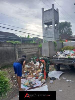 Jelang Puasa Ramadhan, Babinsa Motivasi Warga Binaan Bersih Bersih Kampung