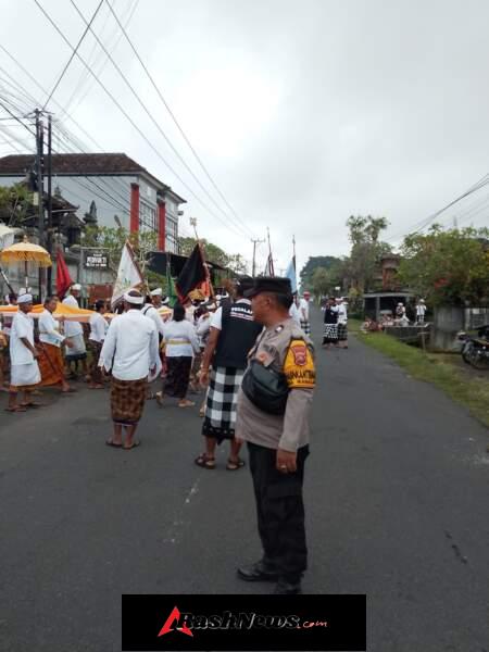 Bhabinkamtibmas Wanasari Kawal Upacara Persiapan Pembangunan Pura Dalem