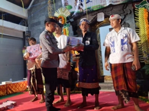 Bhabinkamtibmas Desa Sakti Hadiri Bulan Bahasa Bali VIII di Desa Adat Sebunibus.