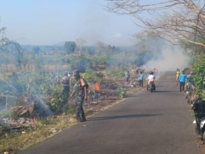 Jalan Penghubung Desa Bara–Desa Mumbu Dibersihkan Bersama