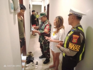 Babinsa Koramil 1611-07/Denbar Lakukan Sidak Penduduk Jelang Ramadan dan Nyepi