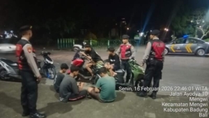 Dialogis dan Edukatif, Turjawali Polres Badung Wujudkan Situasi Aman di Taman Ayun