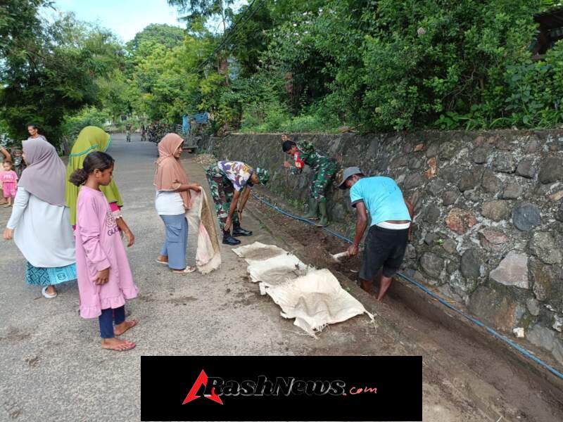 Babinsa Omesuri Imbau Warga Waspada Cuaca Saat Karya Bakti Sambut Ramadhan