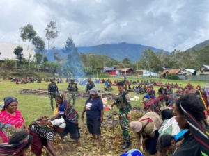Satgas Yonif 743/PSY Perkuat Keharmonisan dengan Masyarakat Papua Lewat Acara Bakar Batu
