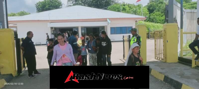 Jamin Kelancaran Penyeberangan, Babinsa Pantau Kedatangan Kapal ASDP di Pantai Baru