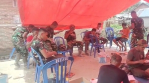 Kebersamaan di Desa Tolo Uwi: Satgas TMMD dan Warga Makan Siang Bersama di Tengah Pembangunan