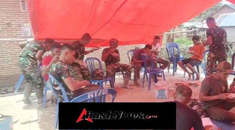 Kebersamaan di Desa Tolo Uwi: Satgas TMMD dan Warga Makan Siang Bersama di Tengah Pembangunan
