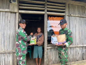 Beri Bantuan Sembako, Satgas Pamtas Yonarhanud 2 Kostrad Berbagi Terhadap Sesama Warga