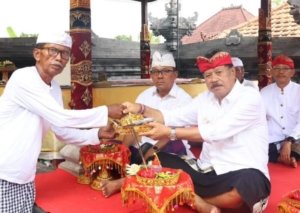 Sinergi Pemerintah dan Masyarakat Menguat, Wabup Dirga Sembahyang Bersama di Desa Sudimara