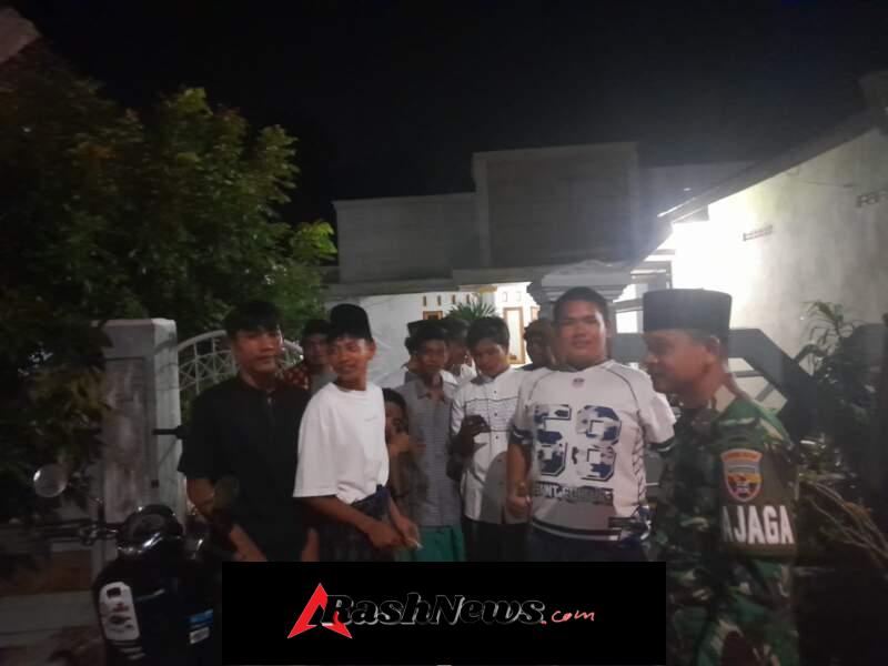 Patroli Malam Koramil 1628-02/Sekongkang, Serda Saidin Imbau Warga Jaga Kamtibmas Selama Ramadhan