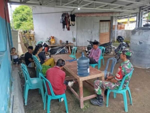 Babinsa Koramil 1628-02/Sekongkang Intensifkan Komsos dan Monitoring di Desa Maluk