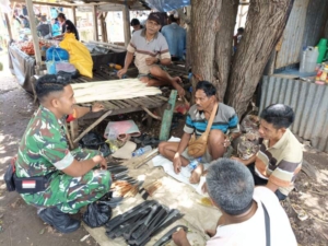 Jelang Ramadhan, Babinsa Koramil 02/Rindi Umalulu Imbau Pedagang Jaga Kebersihan Pasar