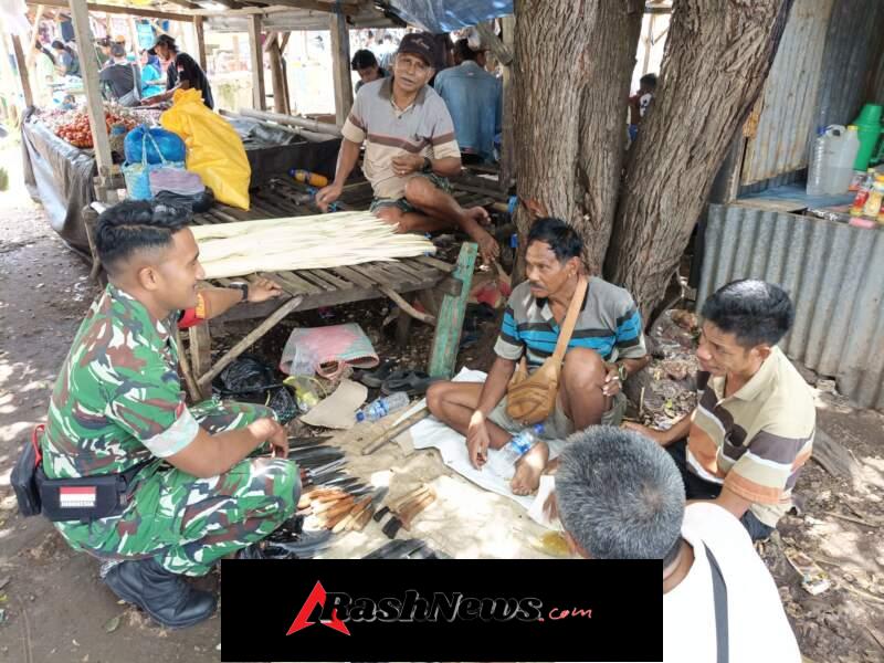 Jelang Ramadhan, Babinsa Koramil 02/Rindi Umalulu Imbau Pedagang Jaga Kebersihan Pasar