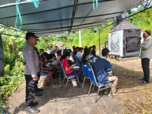 Babinsa Batumadeg Monitoring Uji Coba Mesin Pengolah Sampah Menjadi Bahan Paping Blok