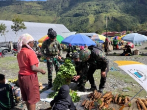 Belanja Kasih Satgas Yonif 743/PSY, Beli Sayur Mama Papua Di Pasar Mulia