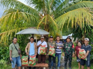 TNI AD Dukung Program OPLAH, Babinsa Kawal Distribusi Benih Padi di Sano Nggoang