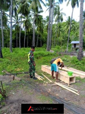 Babinsa Imbau Pekerja Utamakan Keselamatan Saat Pembangunan KDKMP Berlangsung